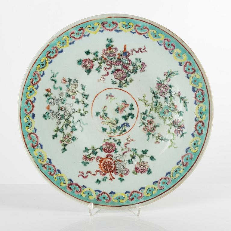 A Chinese famille rose dish, late Qing dynsaty/around 1900.