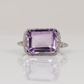 RING, 14K vit guld med smaragdslipad ametist, ca 4,71 ct och små diamanter. Vikt ca 2,88 g.