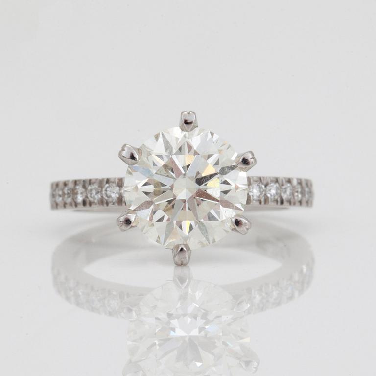 TVÅ RINGAR, en med briljantslipad diamant, circa 2.00 ct. 
En helallians med briljantslipade diamanter på ringskena.
