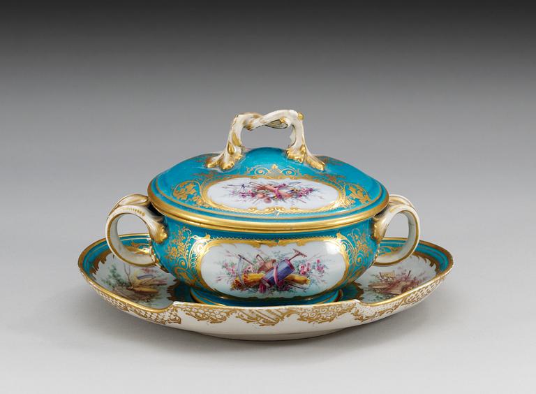 EQUELLE med LOCK och FAT, mjukt porslin. Frankrike, "Sèvres", 1800-tal.