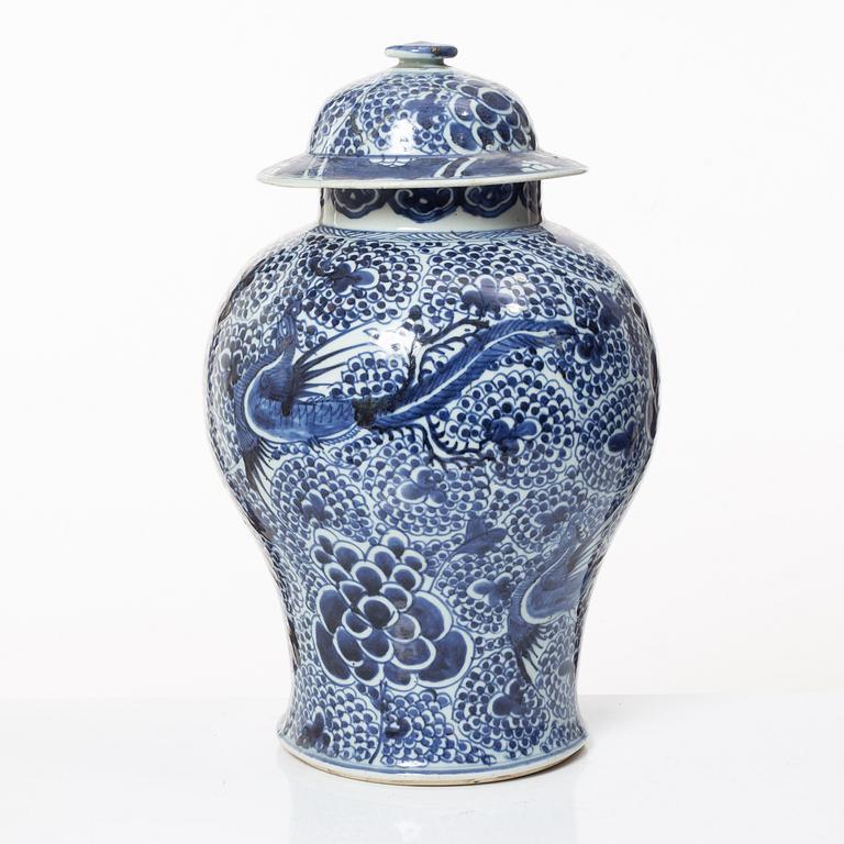 Urna med lock, porslin. Qingdynastin, 1700-tal.