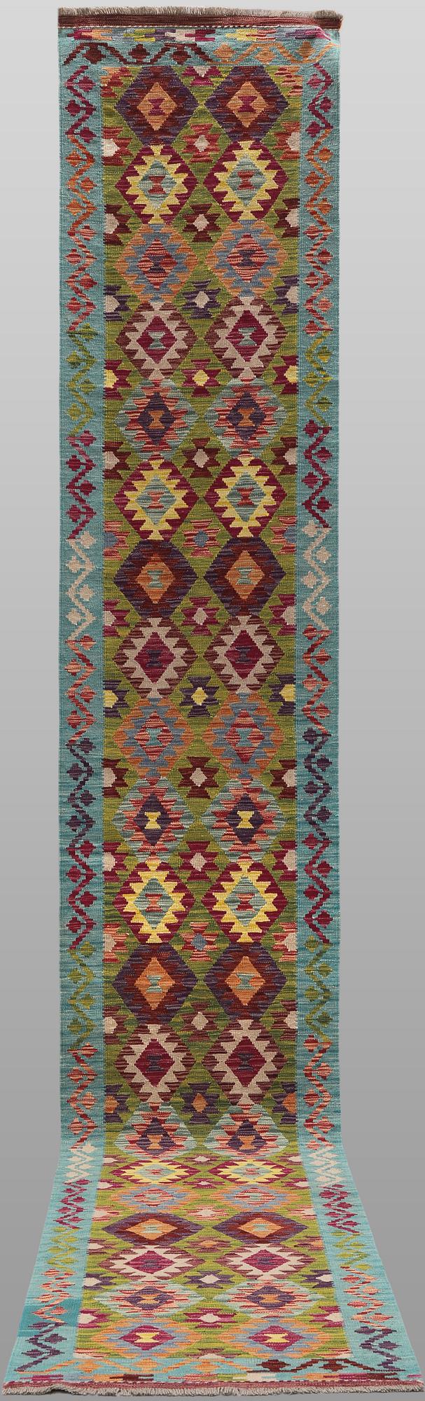 A Kelim runner, c. 489 x 78 cm.