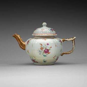 282. A famille rose tea pot with cover, Qing dynasty, Qianlong (1736-95).