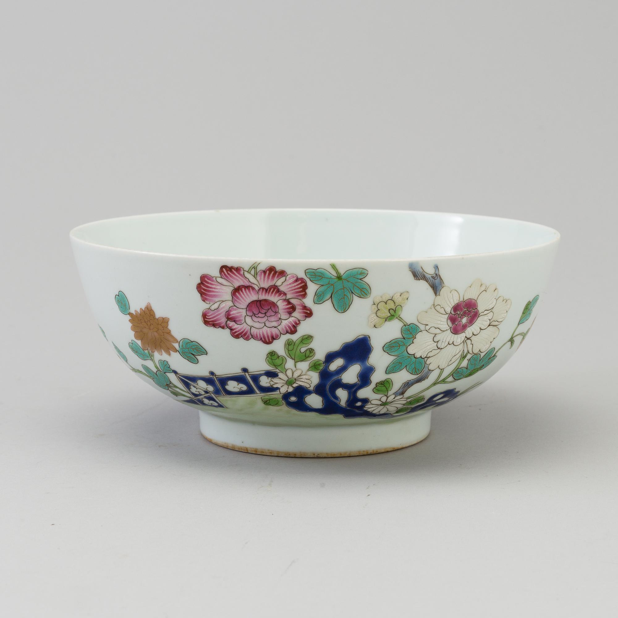 A famille rose export porcelain bowl, late 19th/early 20th century.