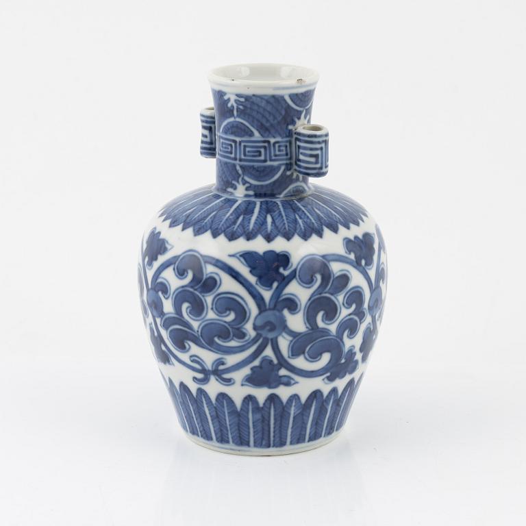 A blue and white Kangxi style vase, late Qing dynasty.