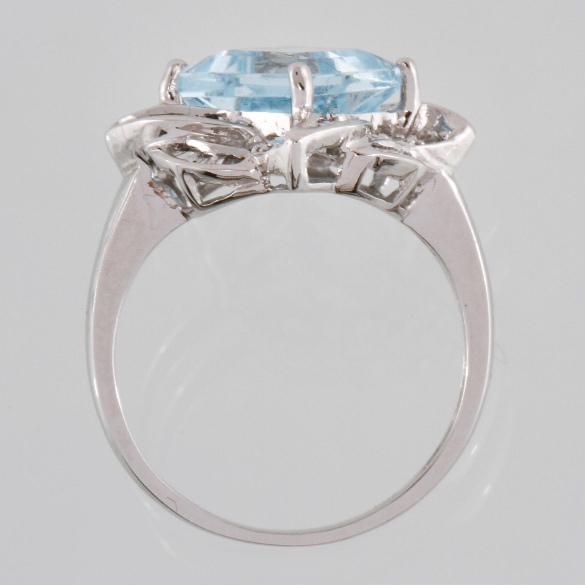 RING, 18K vitguld med carréslipad blå topas 4.07 ct samt baguett och briljantslipade diamanter 0.36 ct. Vikt 4,1 gram.