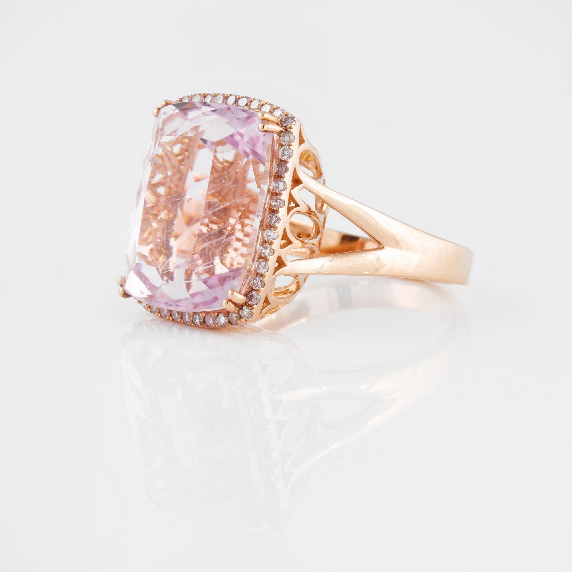 RING, med fasettslipad kunzit ca 17,4 ct samt briljantslipade diamanter ca 0.30 ct.