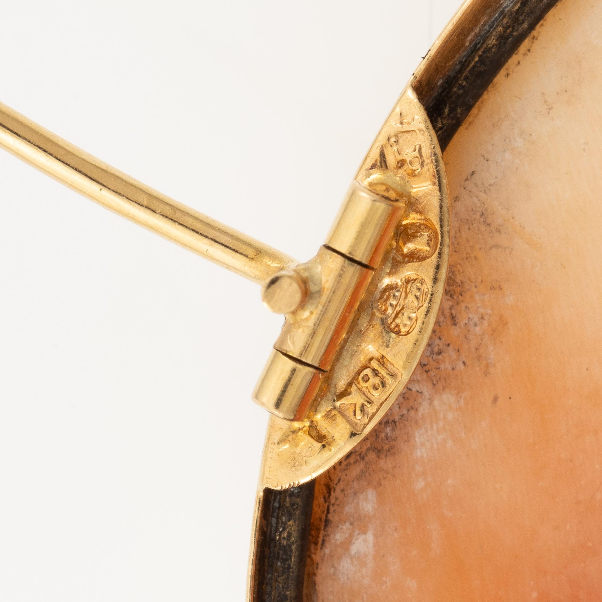 Brooch/pendant 18K gold with a shell cameo.