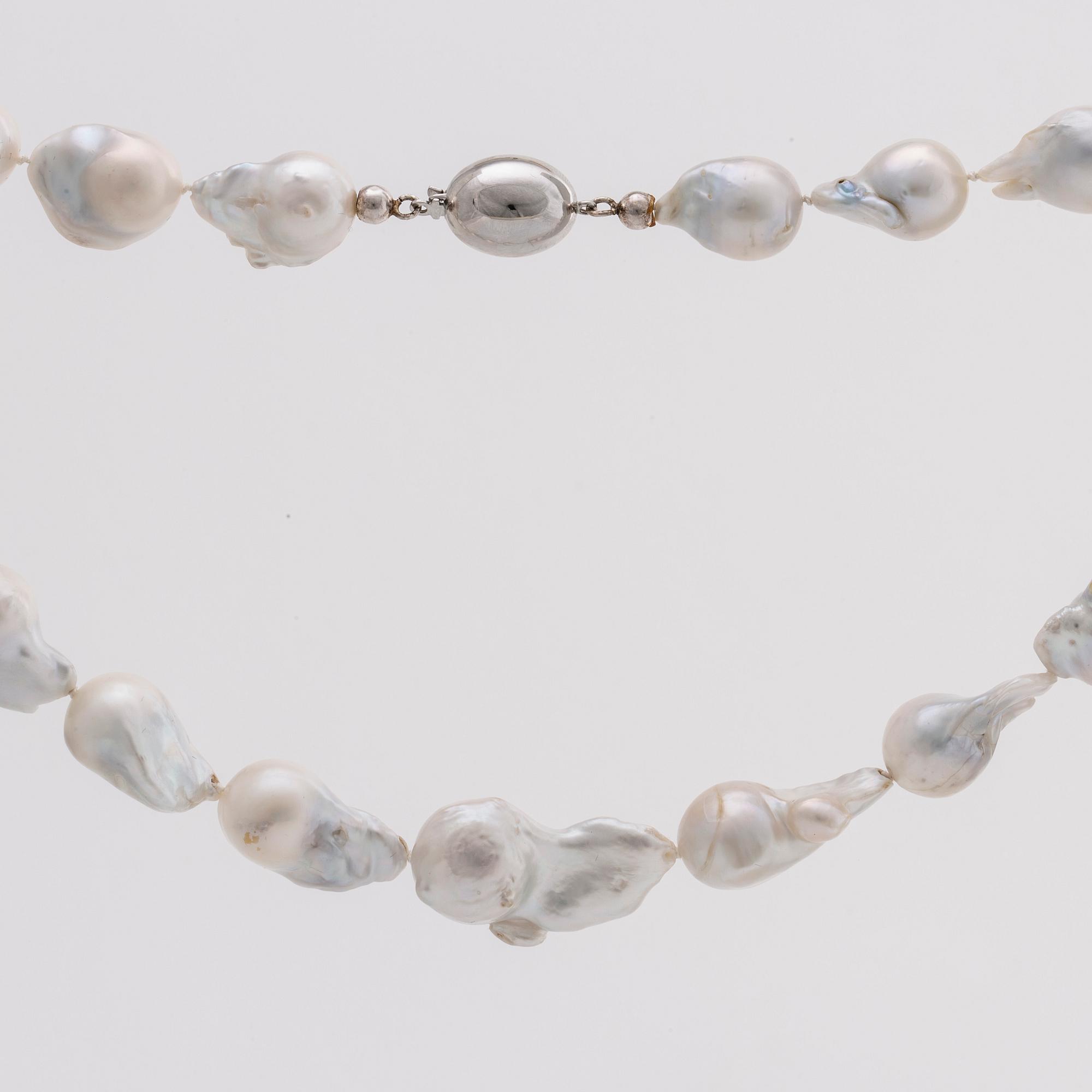 PEARL NECKLACE Baroque South Sea pearls (largest pearl approx 3 x 2 cm, clasp silver.