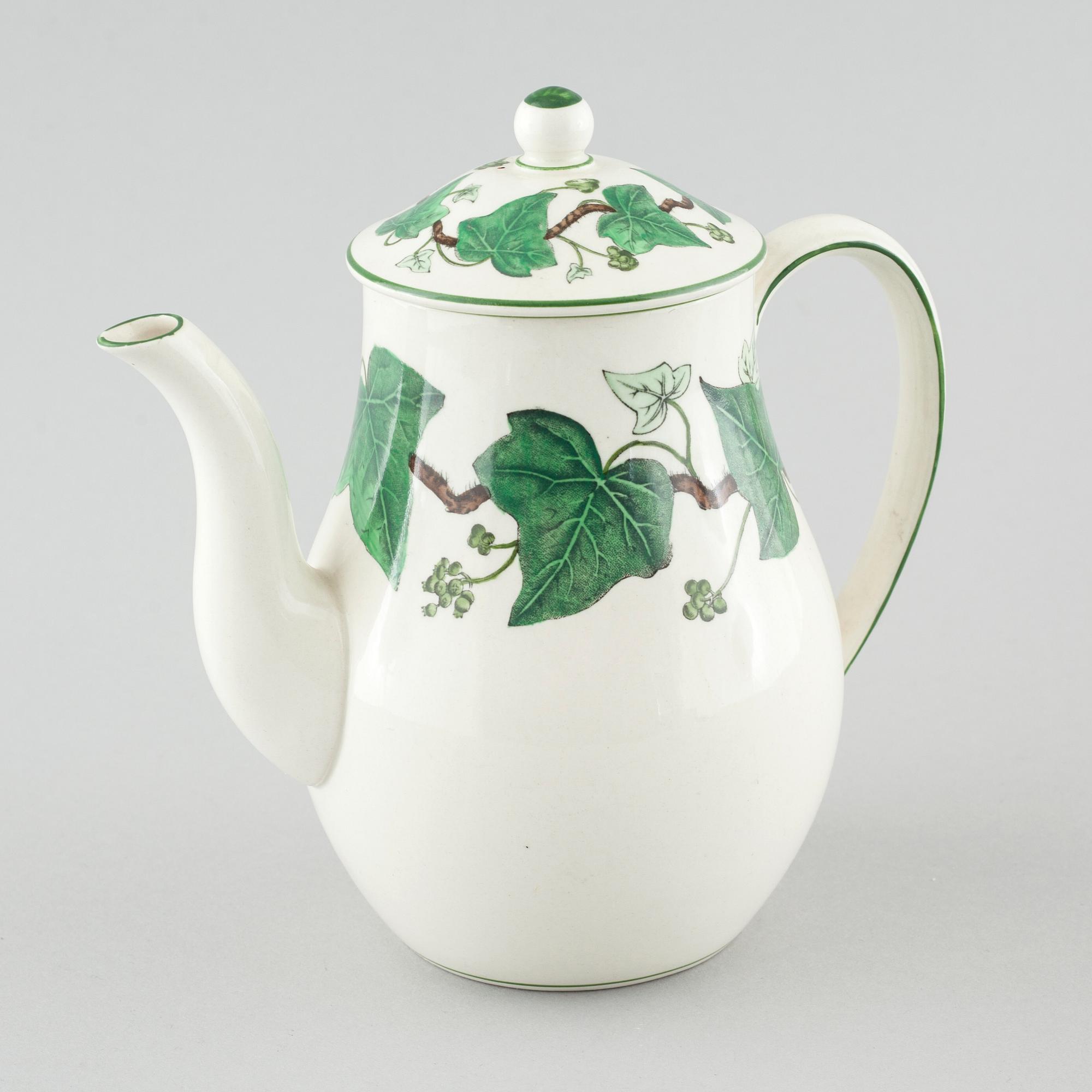 22 pieces of "Napoleon Ivy" in earthenware, made by Wedgewood, 20th century.