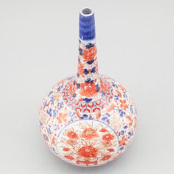 A JAPANESE PORCELAIN VASE, 19th century.