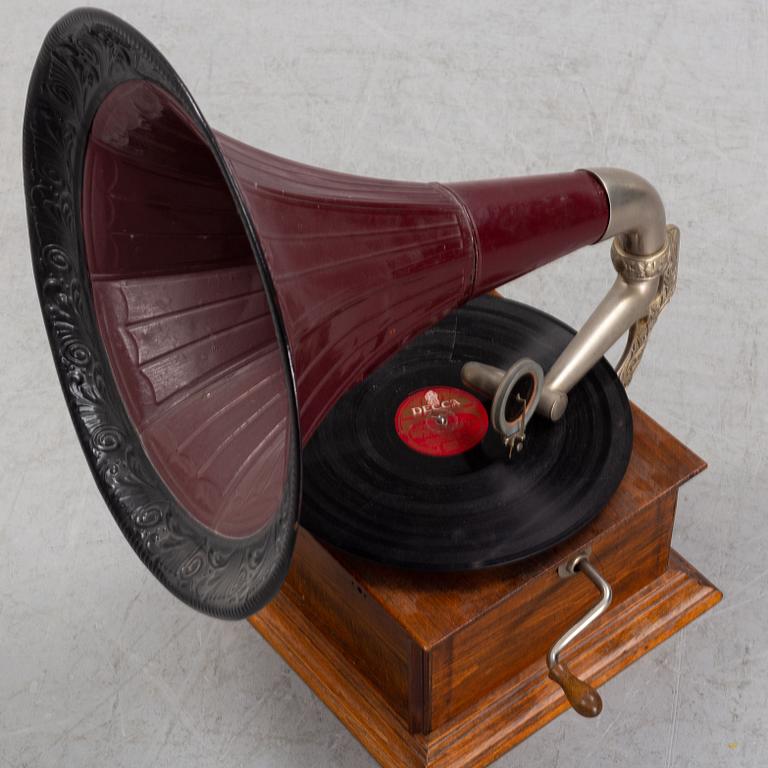 A phonograph, from around year 1900.