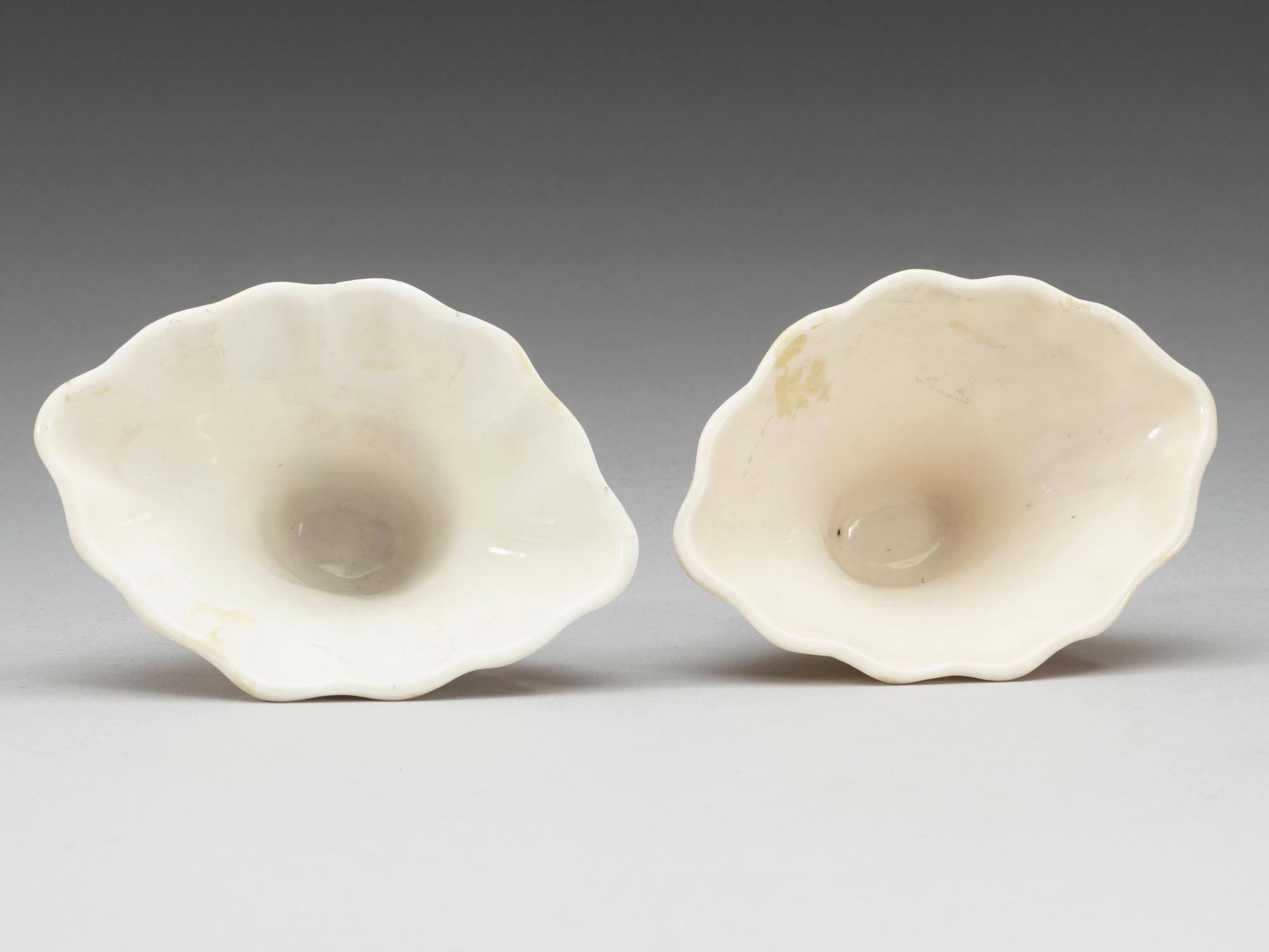 VINOFFERBÄGARE, två stycken, blanc de chine. Qing dynastin, 1700-tal.