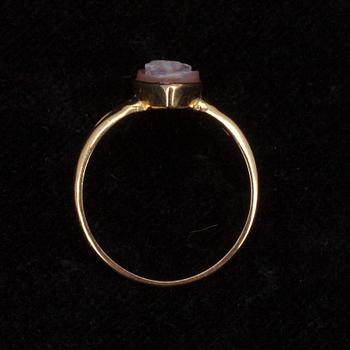 RING, 18K guld, kamé, Åbo 1925. Vikt 3,8 g.