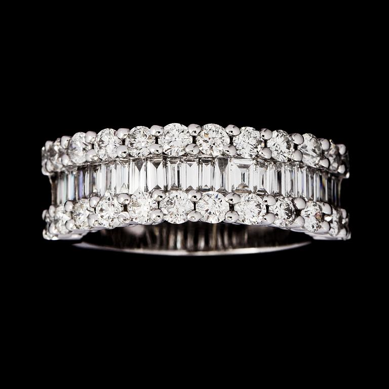 RING, 18k vitguld med briljant och baguettslipade diamanter, 2.06 ct. Vikt 9,2 g.