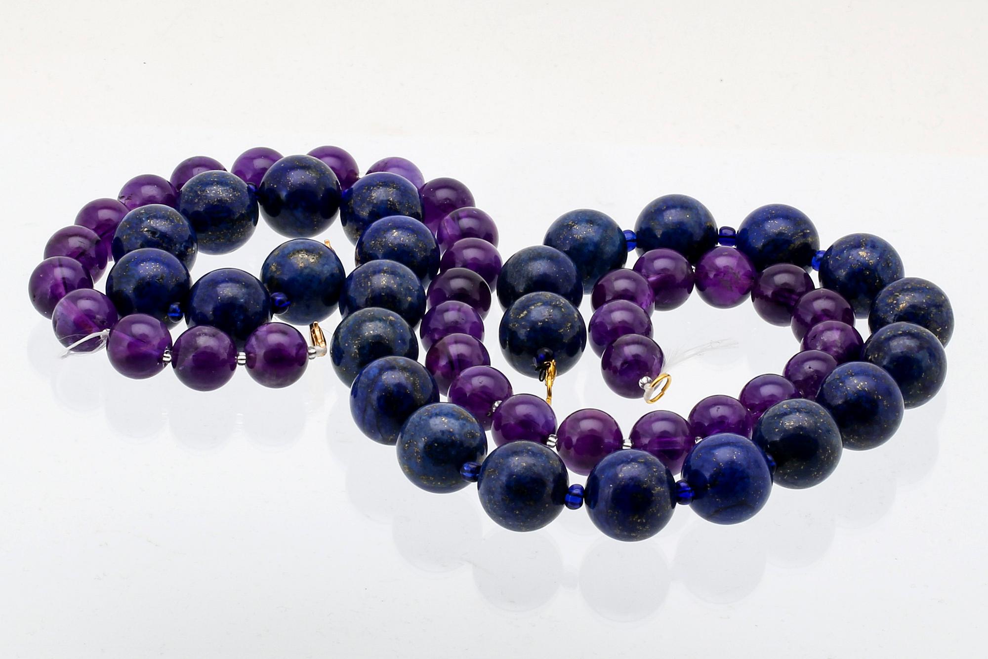 2 collier lapis lazuli ca ca 16mm och ametist ca 12 mm, glaskulor, längder ca 43 och 47 cm, lås i metall.