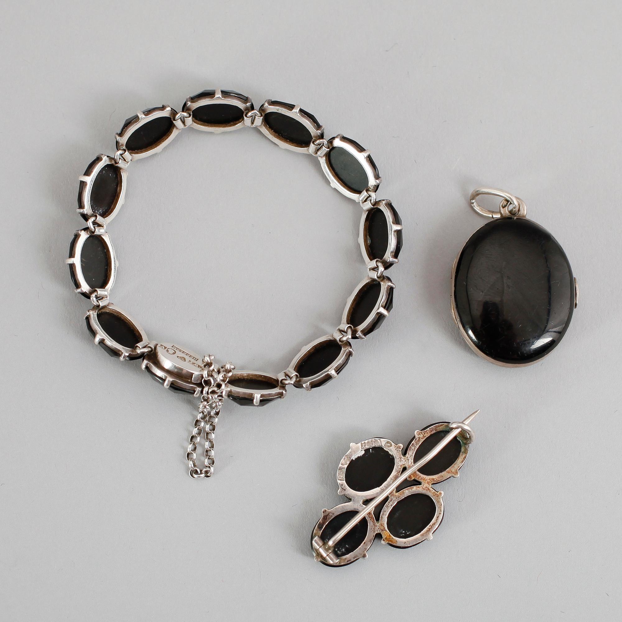 ARMBAND, HÄNGE SAMT BROSCH, silver, sekelskiftet 1900.