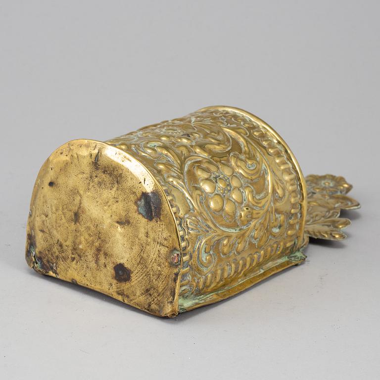 A baroque brass cutlery holder, 17th/18th century.