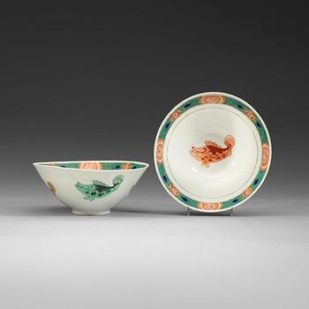 361. A pair of famille verte bowls, Qing dynasty, Kangxi (1662-1722), with Yongle four characters mark.