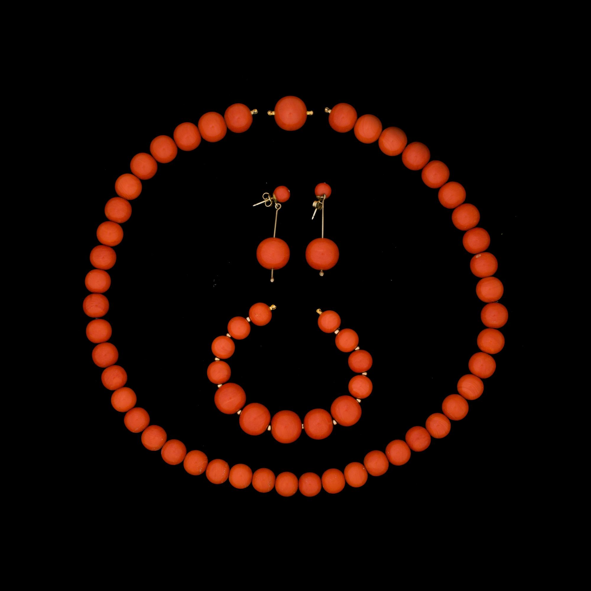 GARNITYR/COLLIER, korall. 1900-talets första hälft.