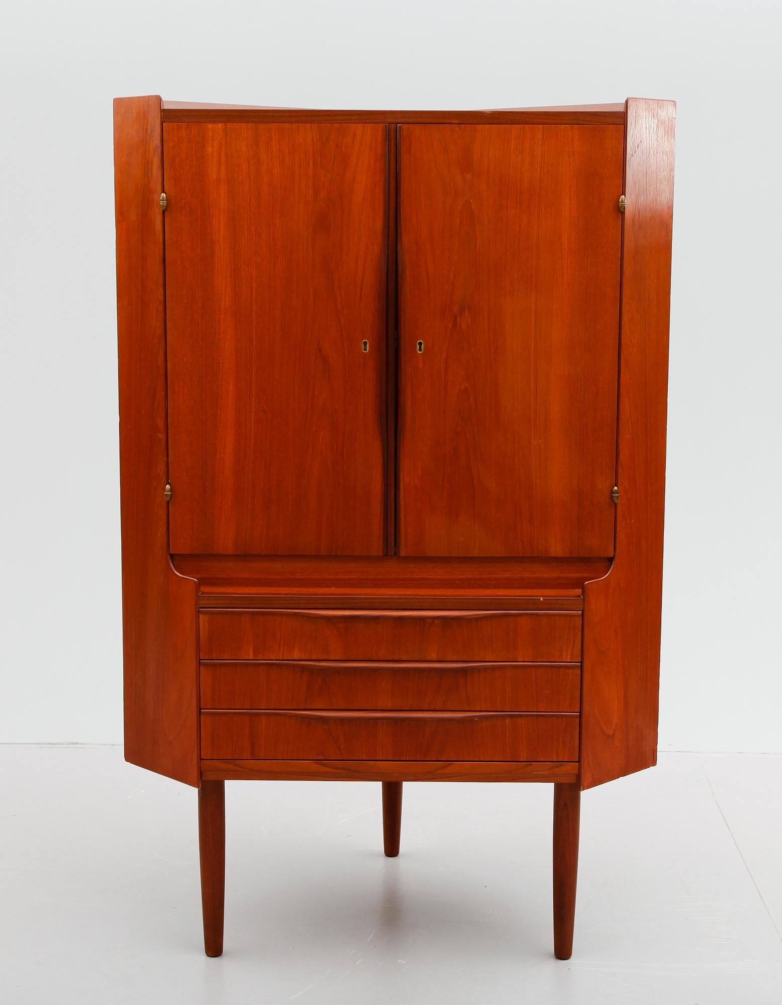 HÖRNSKÅP, 1960-tal.