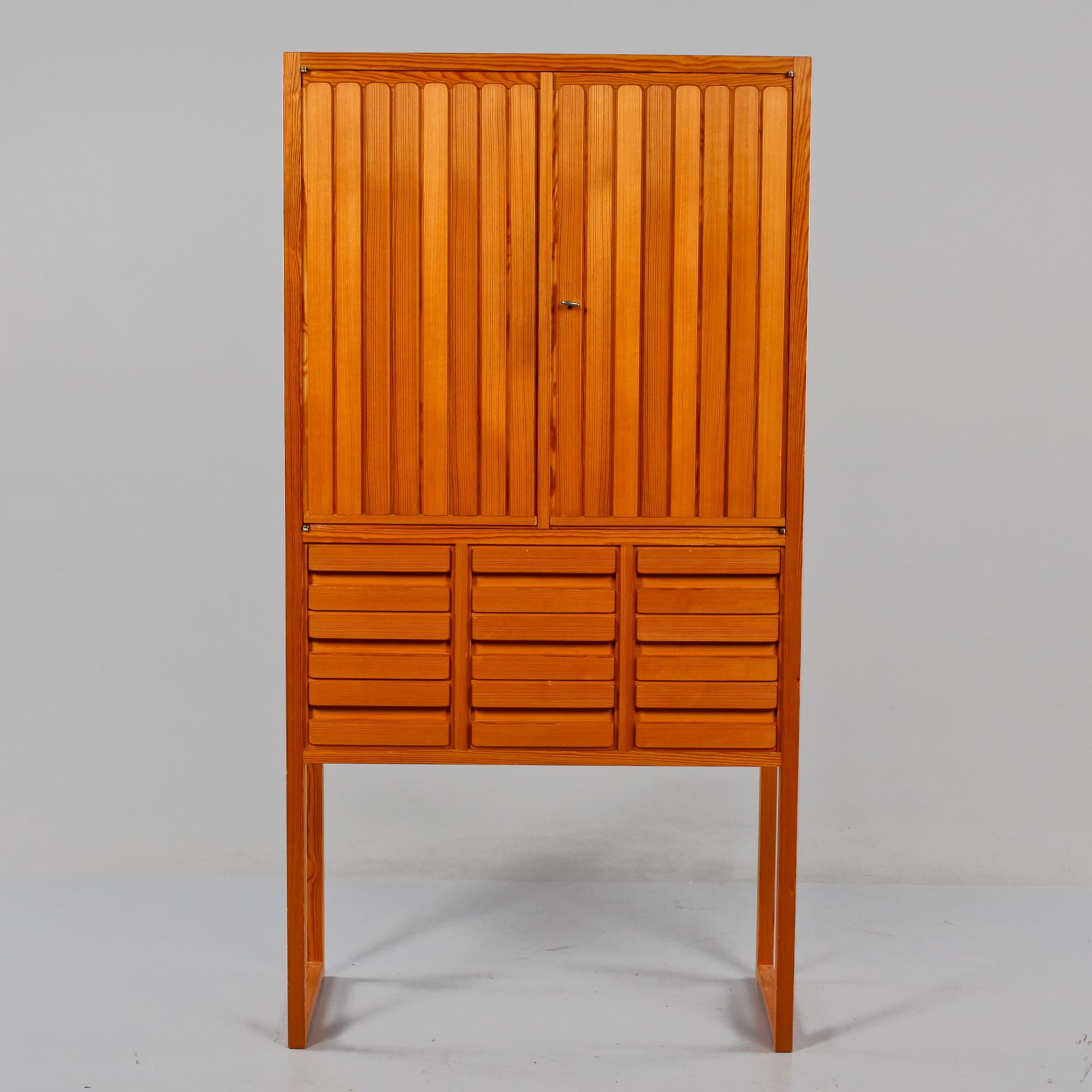 SKÅP, tillverkat av Ingvar Johansson, Stenebyskolan, Trollhättan, 1972.