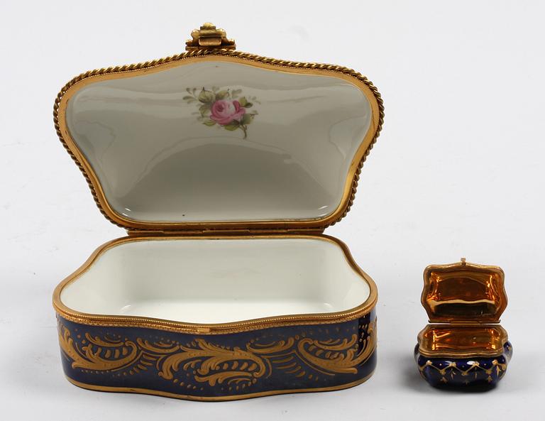SKRIN samt DOSA, porslin. 1800-tal. Sévresliknande märke.