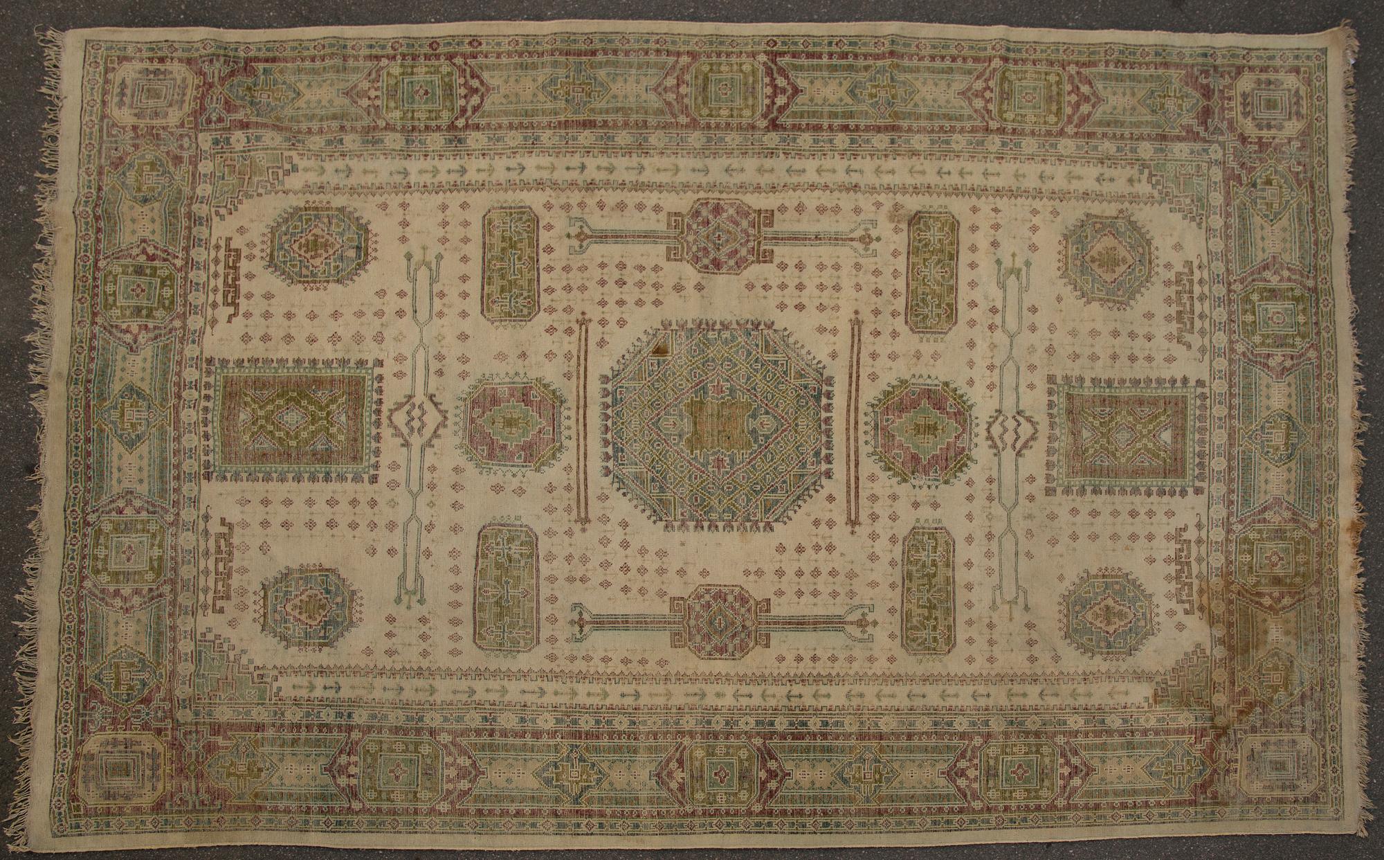 MATTA, semiantik. Ca 363 x 292 cm.