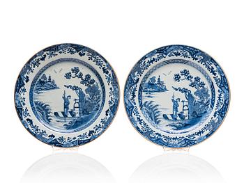 1125. A pair of blue and white Chinese Export dishes, Qing dynasty, Qianlong (1736-95).