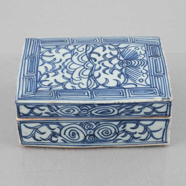 A blue and white porcelain lidded box, China, 20th century.