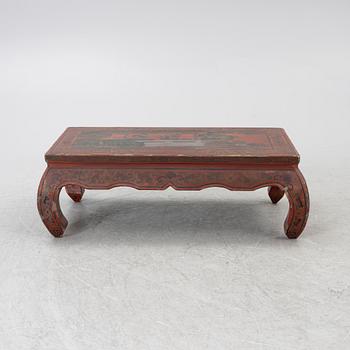 A Chinese red lacquered table, first quater of the 20th century.