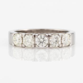 Ring in 14K gold with round brilliant cut diamonds.