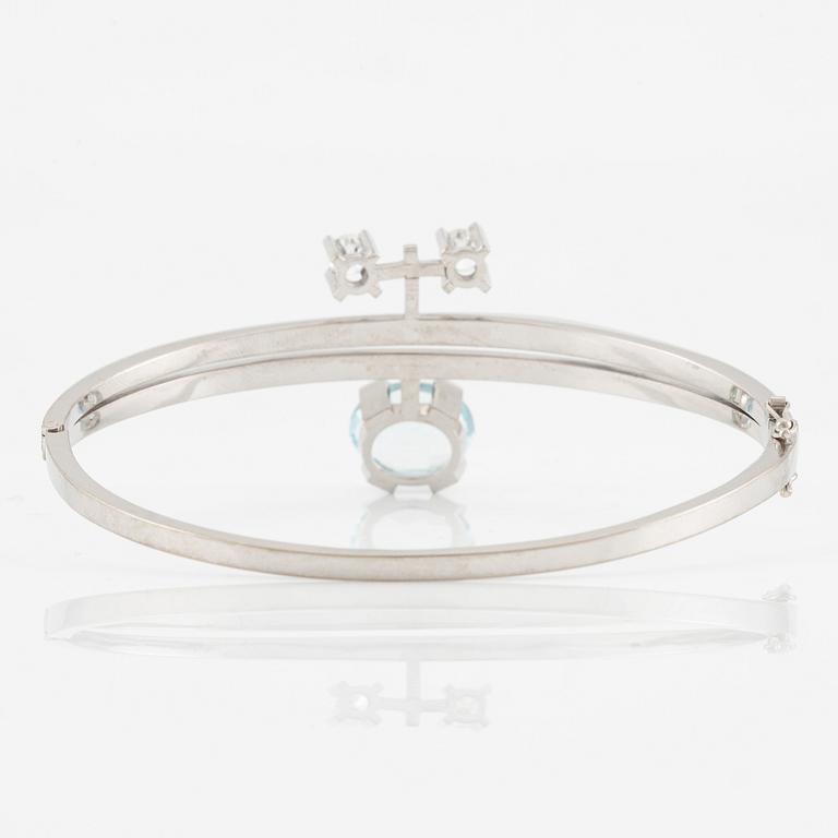 A bangle 18K white gold with aquamarine and two round brilliant-cut diamonds.