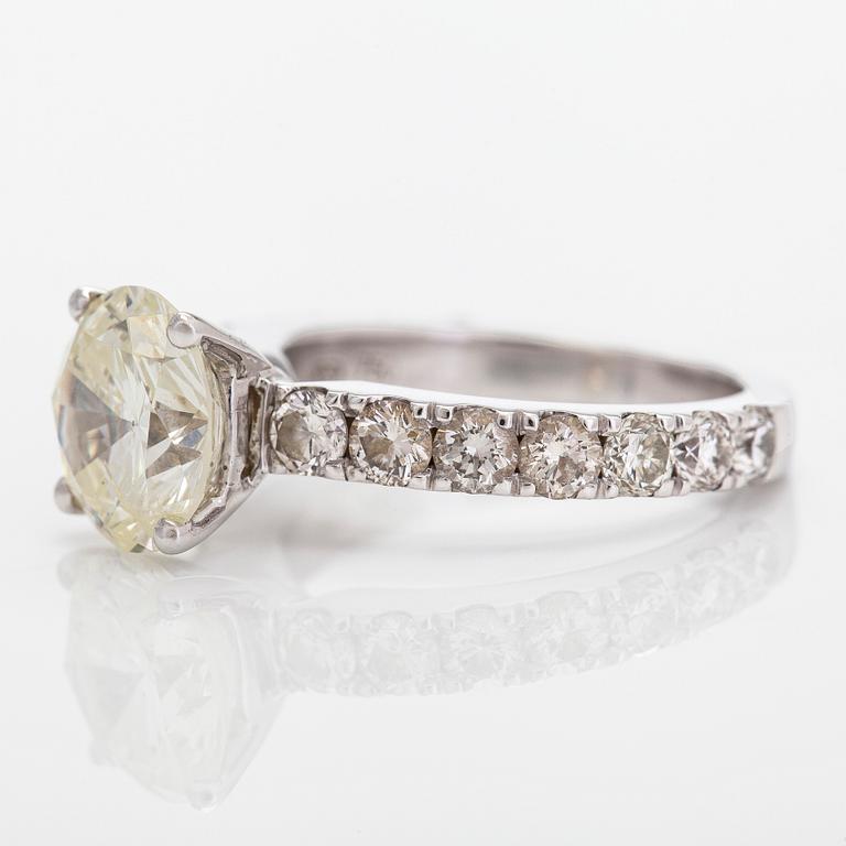 Ring, 18K vitguld, med en briljantslipad diamant ca 3.00 ct,