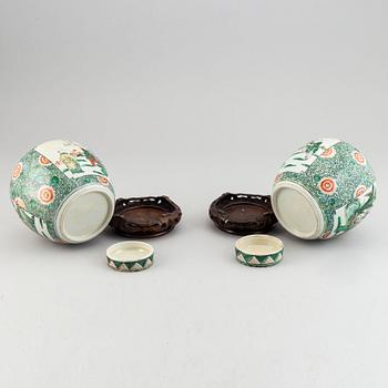 Bojaner med lock, ett par, porslin. Kina, 1900-tal.