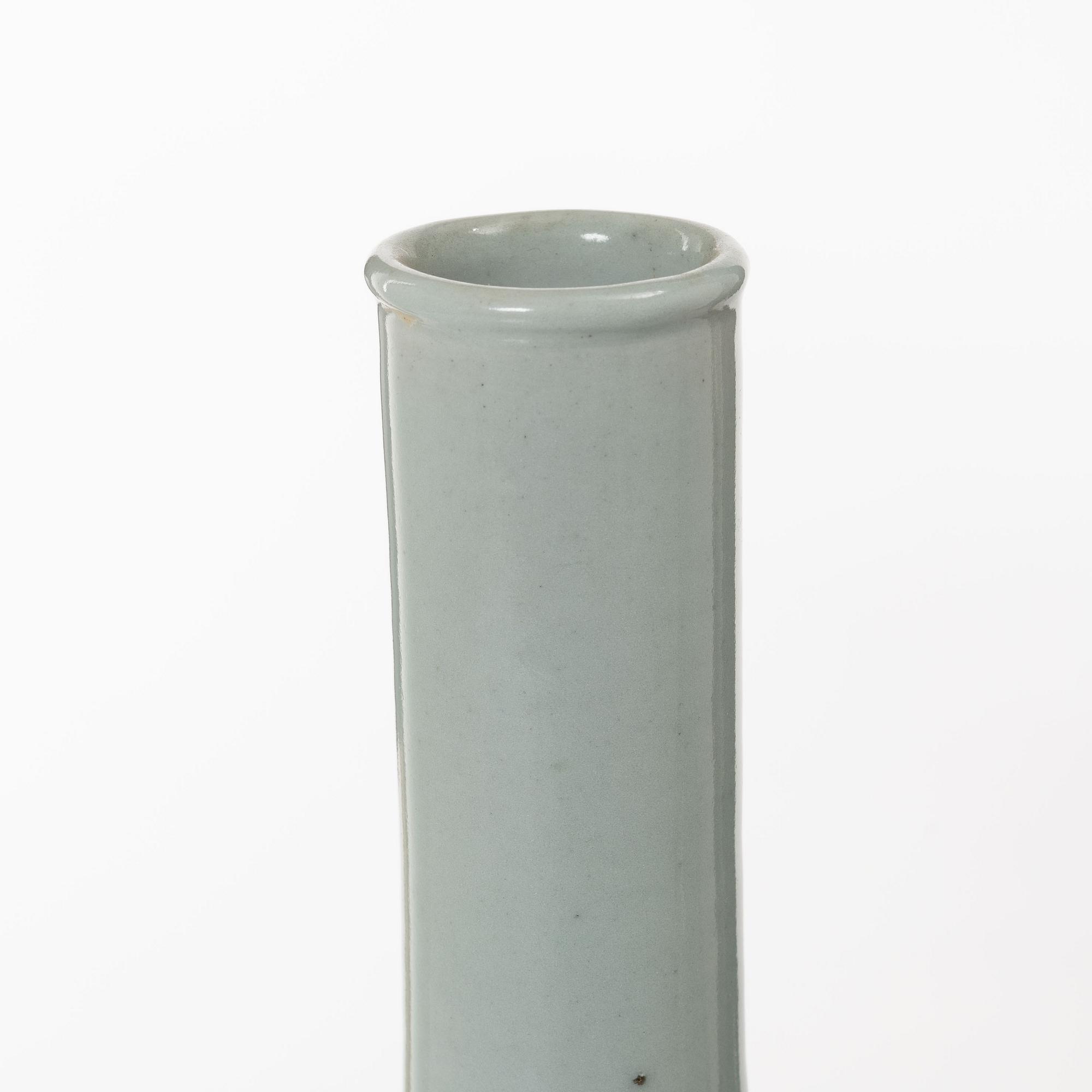 Two porcelain bottles, Japan/Korea, 20th century.