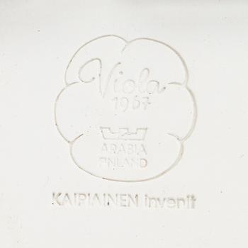 Birger Kaipiainen, dekorationsfat, 2 st, "Viola", stämpelmärkta, Arabia, 1900-talets slut.