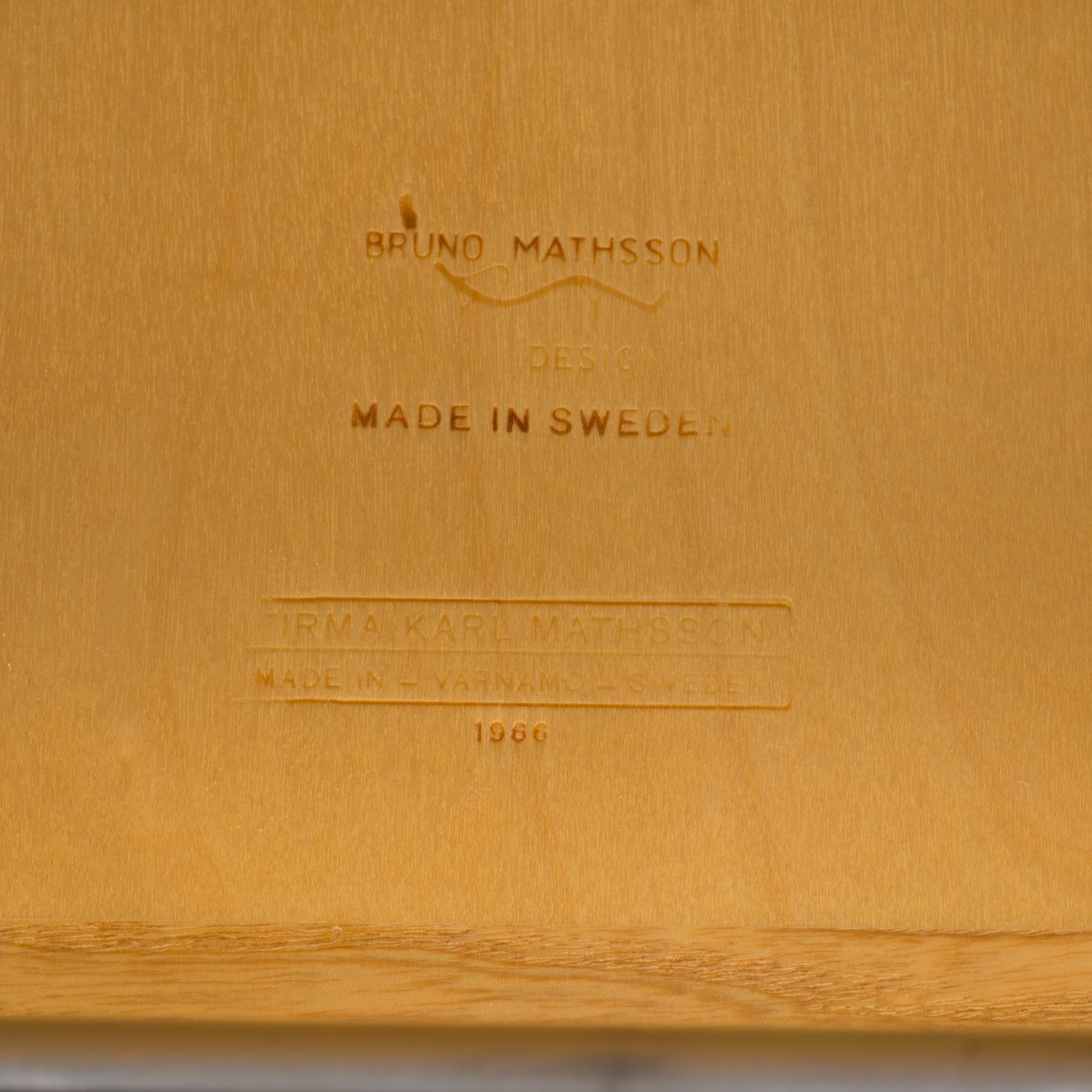 SIDOBORD/RULLBORD, "T701", Bruno Mathsson, Firma Karl Mathsson 1966. Brännstämplat.