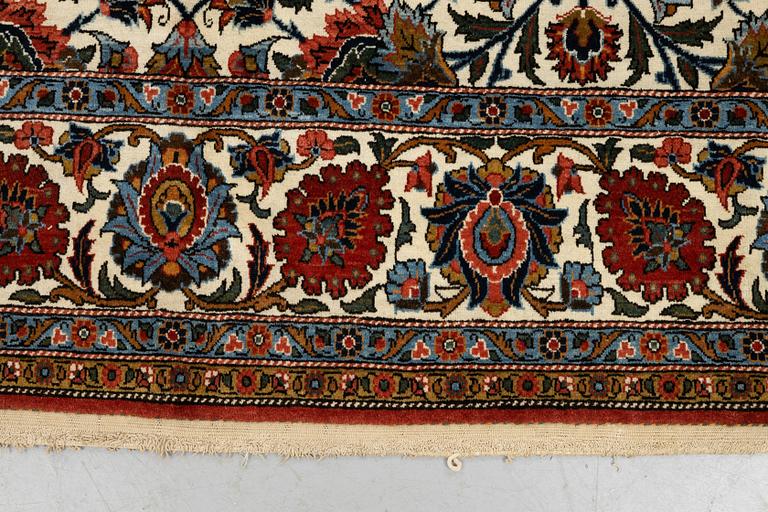 A carpet, semi-antique, ca 314,5 x 218 cm.