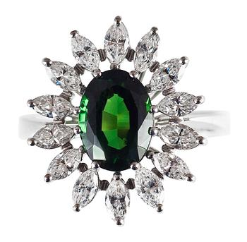618. RING, 18K vitt guld, turmalin, navetteslipade diamanter ca 1 ct. Birmingham, Storbritannien. Vikt 5,9 g.