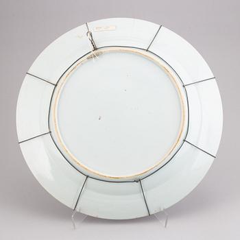 A large blue and white serving dish, Qing dynasty, Qianlong (1736-95).