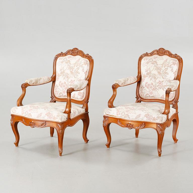 A pair of rococo style arm chairs, early 20th century.