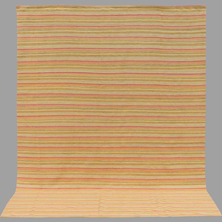 A CARPET FLAT WEAVE, AROUND 333 x 246 cm.