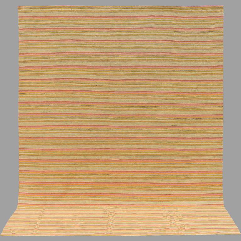 A CARPET FLAT WEAVE, AROUND 333 x 246 cm.