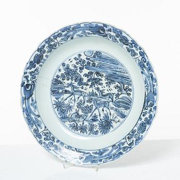 A Chinese blue and white porcelain dish, Ming dynasty, Wanli (1572-1620).