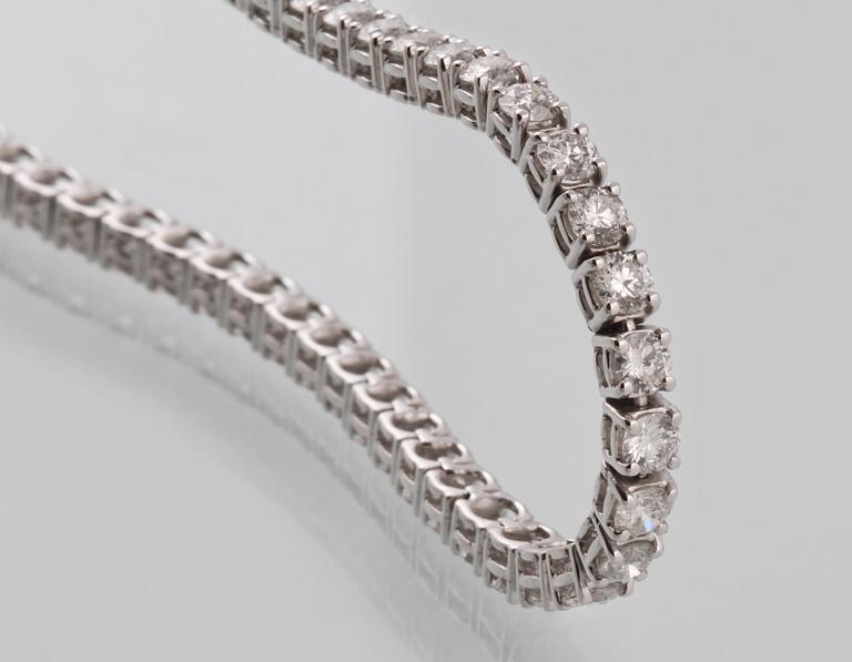 ARMBAND, 18K vitguld med 55 briljantslipade diamanter, ca 6.23 ct, Milano, Italien. Vikt 12,4 gram.