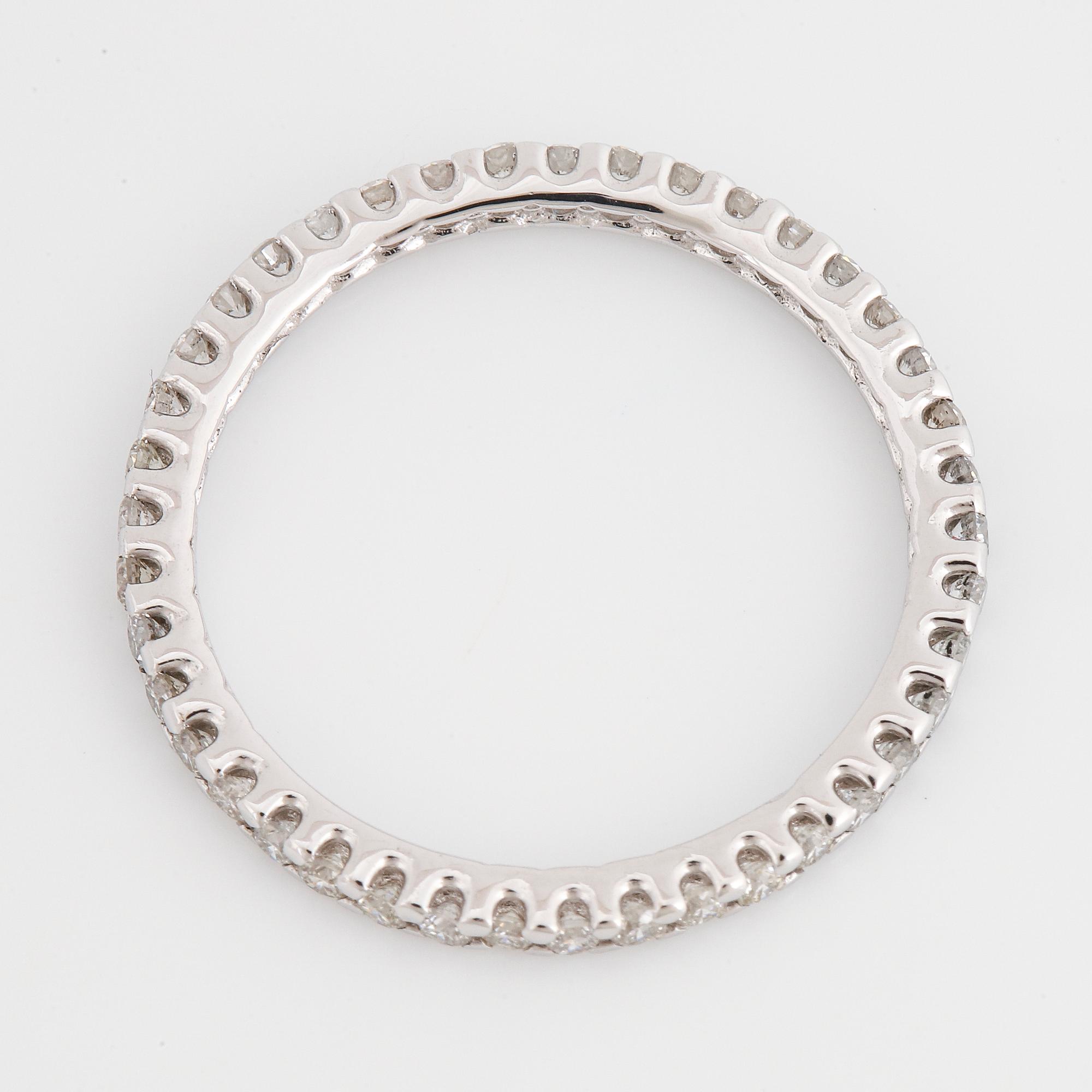 ALLIANSRING, tunn, 18K vitguld med runda briljantslipade diamanter.