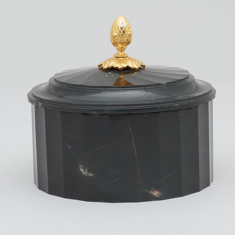 SMÖRASK MED LOCK. Empire, 1800-talets början.
