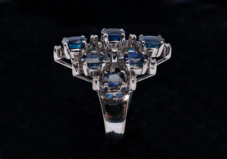 RING, 8/8 slipade diamanter ca 0.11 ct. safirer ca 5 ct. 18K vitguld. 1950/60-tal. Vikt 10,5 g.