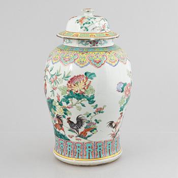 A famille rose 'rooster' jar with cover, Qing dynasty, circa 1900.